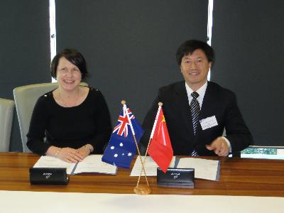 IHBI所长Patsy Yates女士与ylzzcom永利总站线路检测经理刘昌胜在协议签署现场