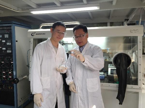 杨教授在指导员工