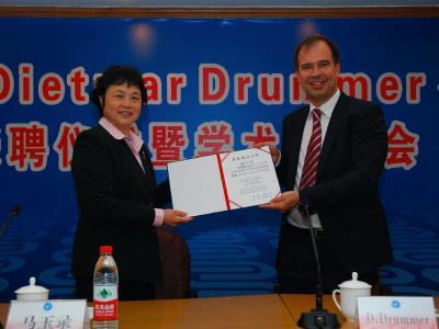 马玉录副董事长为Dietmar Drummer教授颁发客座教授聘书