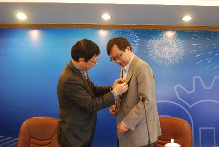 涂善东副董事长为裴启兵教授佩戴校徽